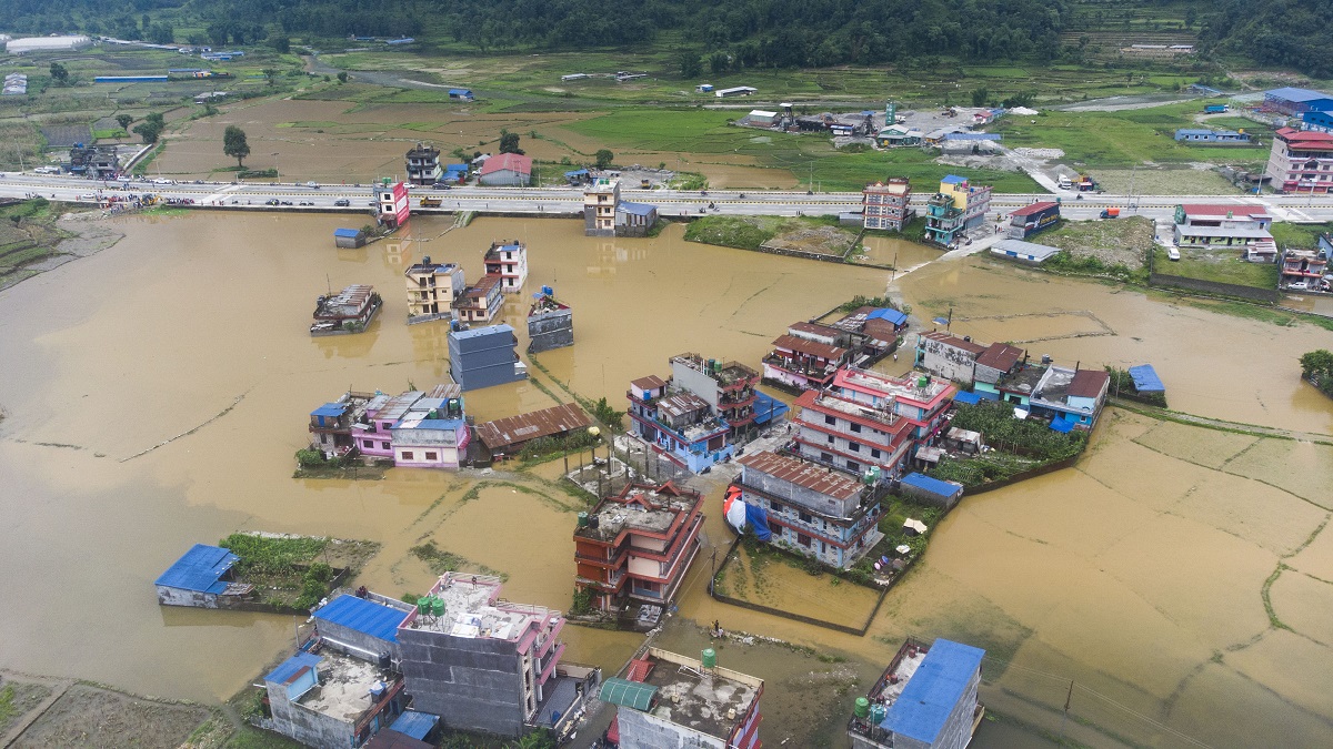 पोखराको सुइखेतमा पानीले निकास नपाउँदा डुबानमा परेको बस्ती। तस्बिर सौजन्यः भुवन अधिकारी।